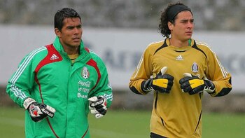 Oswaldo Sánchez y Guillermo Ochoa