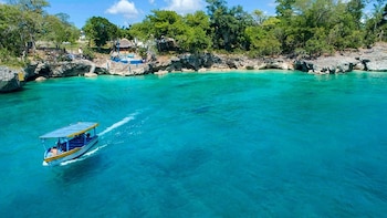 La naviera sumará salidas semanales por el Caribe Sur e incluirá en cada ruta una escala en la playa renombrada de Isla Catalina, con opción de extender la travesía hasta 14 noches (Foto cortesía Agencia de Promoción Turística de Centroamérica)