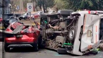 Una combi cayó sobre una