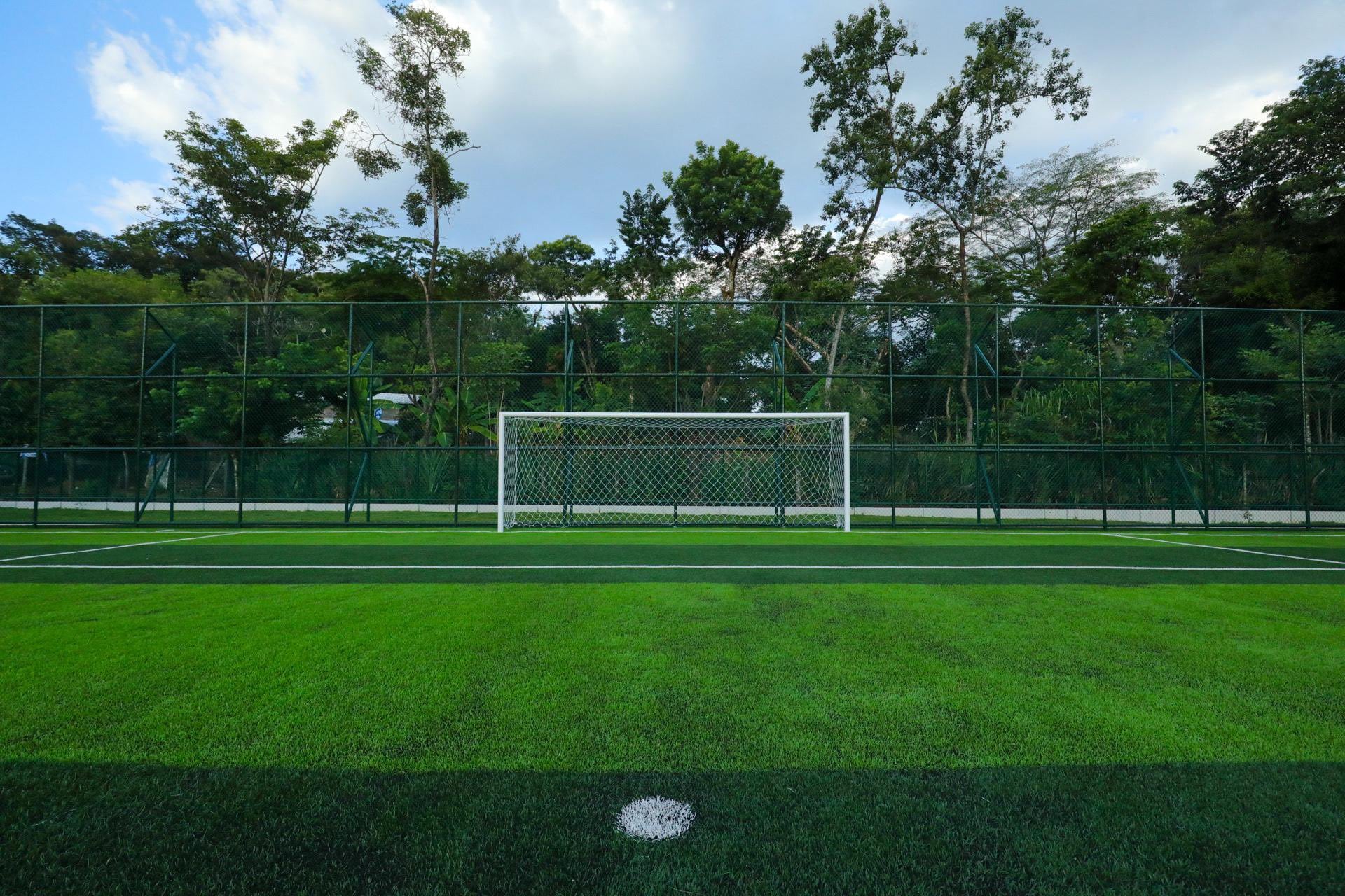 La cancha de fútbol del centro deportivo de La Montaña cuenta con grama sintética, iluminación, graderíos y malla metálica. (Foto cortesía Dirección de Obras Municipales)