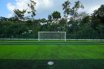 La cancha de fútbol del centro deportivo de La Montaña cuenta con grama sintética, iluminación, graderíos y malla metálica. (Foto cortesía Dirección de Obras Municipales)