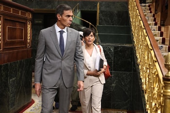 02/10/2026 El presidente del Gobierno, Pedro Sánchez, y ministra de Vivienda y Agenda Urbana, Isabel Rodríguez, a su llegada a una sesión plenaria, en el Congreso de los Diputados, a 2 de octubre de 2026, en Madrid (España). El Congreso vota hoy la convalidación o derogación de los dos Reales Decretos en materia de vivienda publicados por el Gobierno esta semana en el BOE. En concreto se tratan del Real Decreto-ley 26/2026, de 29 de septiembre, por el que se adoptan medidas urgentes para la protección de la función social de la vivienda y la ampliación de la oferta de vivienda asequible, y del Real Decreto-ley 27/2026, de 29 de septiembre, por el que se adoptan medidas urgentes para reforzar la estabilidad de los contratos de arrendamiento de vivienda habitual.
POLITICA
Eduardo Parra - Europa Press