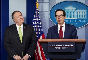 El secretario de Estado, Mike Pompeo; y el del Tesoro, Steven Mnuchin (REUTERS/Kevin Lamarque)