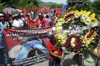En la matanza de Aguas Blancas 17 campesinos pertenecientes a la Organización Campesina de la Sierra del Sur (OCSS) fallecieron en una emboscada en la que participaron elementos de la policía estatal motorizada, la mañana del 28 de junio de 1995.
(FOTO: BERNANDINO HERNÁNDEZ /CUARTOSCURO.COM)