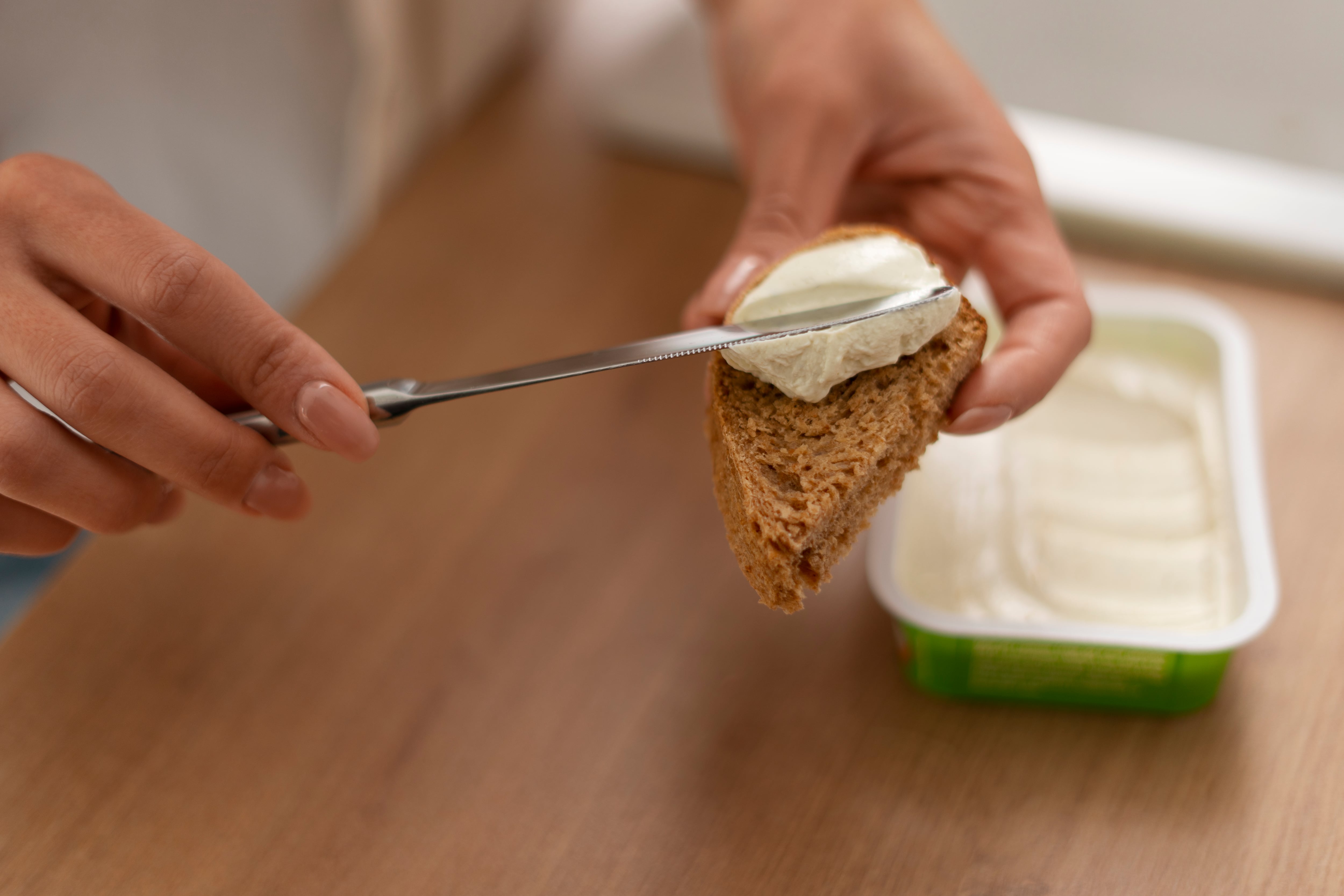 Un nuevo estudio revela que reducir grasas saturadas solo beneficia a personas con alto riesgo cardíaco (Freepik)