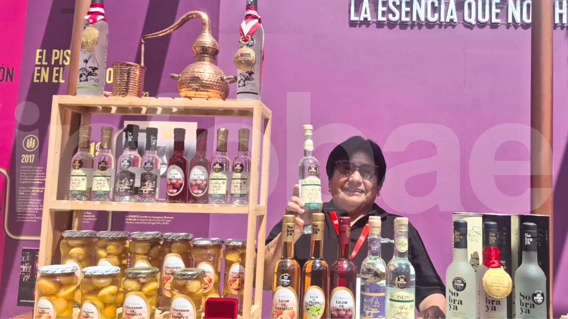 Se muestra la evolución artesanal y el orgullo regional detrás de cada botella. (Infobae: Jazmine Angulo)