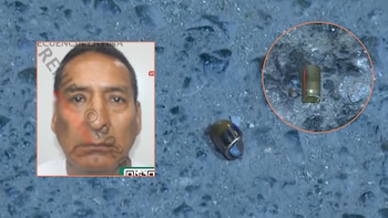 Composición: retrato de un hombre de mediana edad y dos casquillos de bala dorados sobre una superficie gris. Un casquillo está ampliado en un círculo