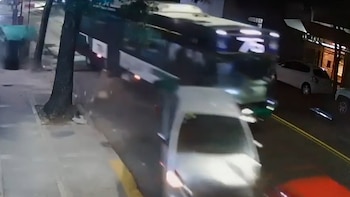 El colectivo primero colisionó al