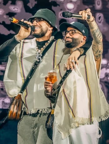 Ryan Castro sorprendió a Arcángel con un regalo de tradición antioqueña durante el concierto en Medellín - crédito @ryancastro / Instagram