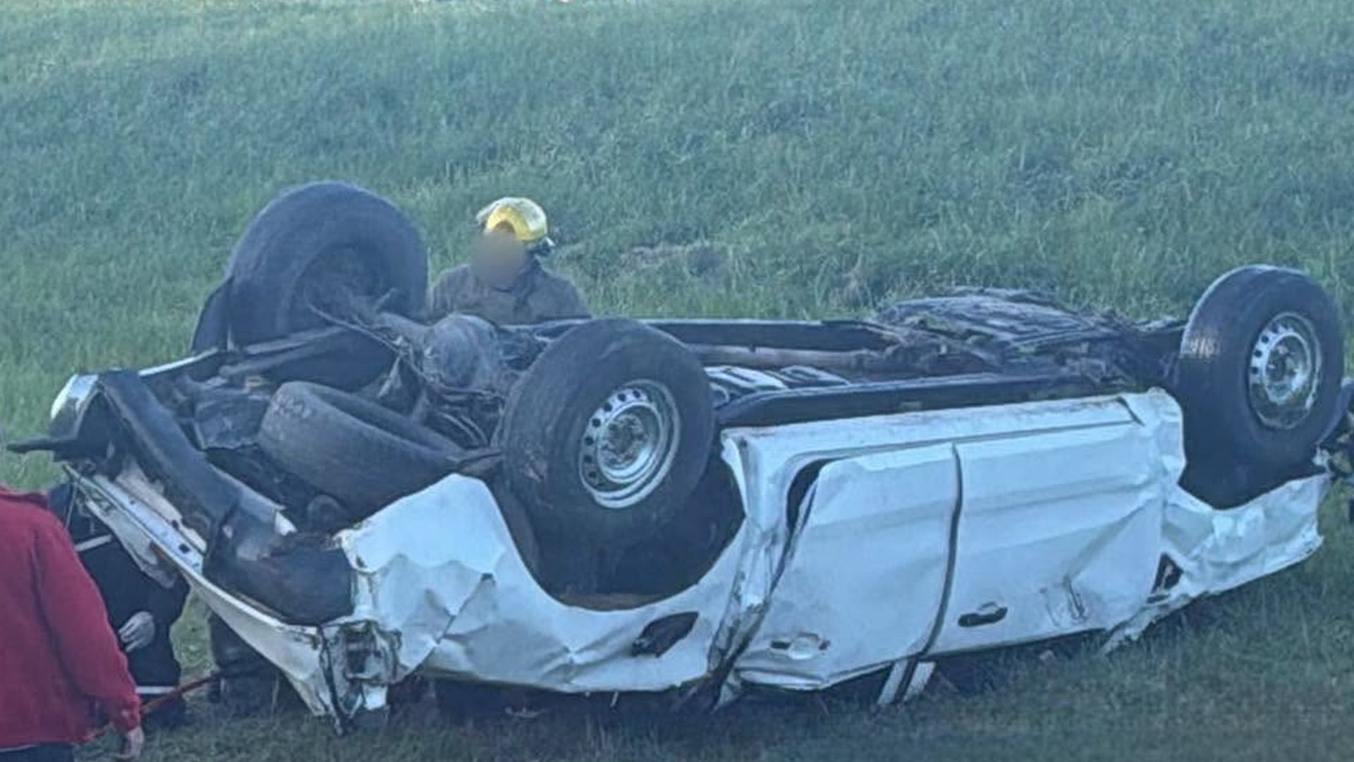 Un equipo de rescate trabaja junto a una camioneta volcada en el margen de la ruta 2 en Chascomús, donde se registró un accidente con dos víctimas mortales.