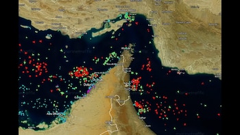 Un mapa satelital muestra el Estrecho de Ormuz, el Golfo Pérsico y las costas adyacentes, con puntos y triángulos de colores que indican el tráfico marítimo
