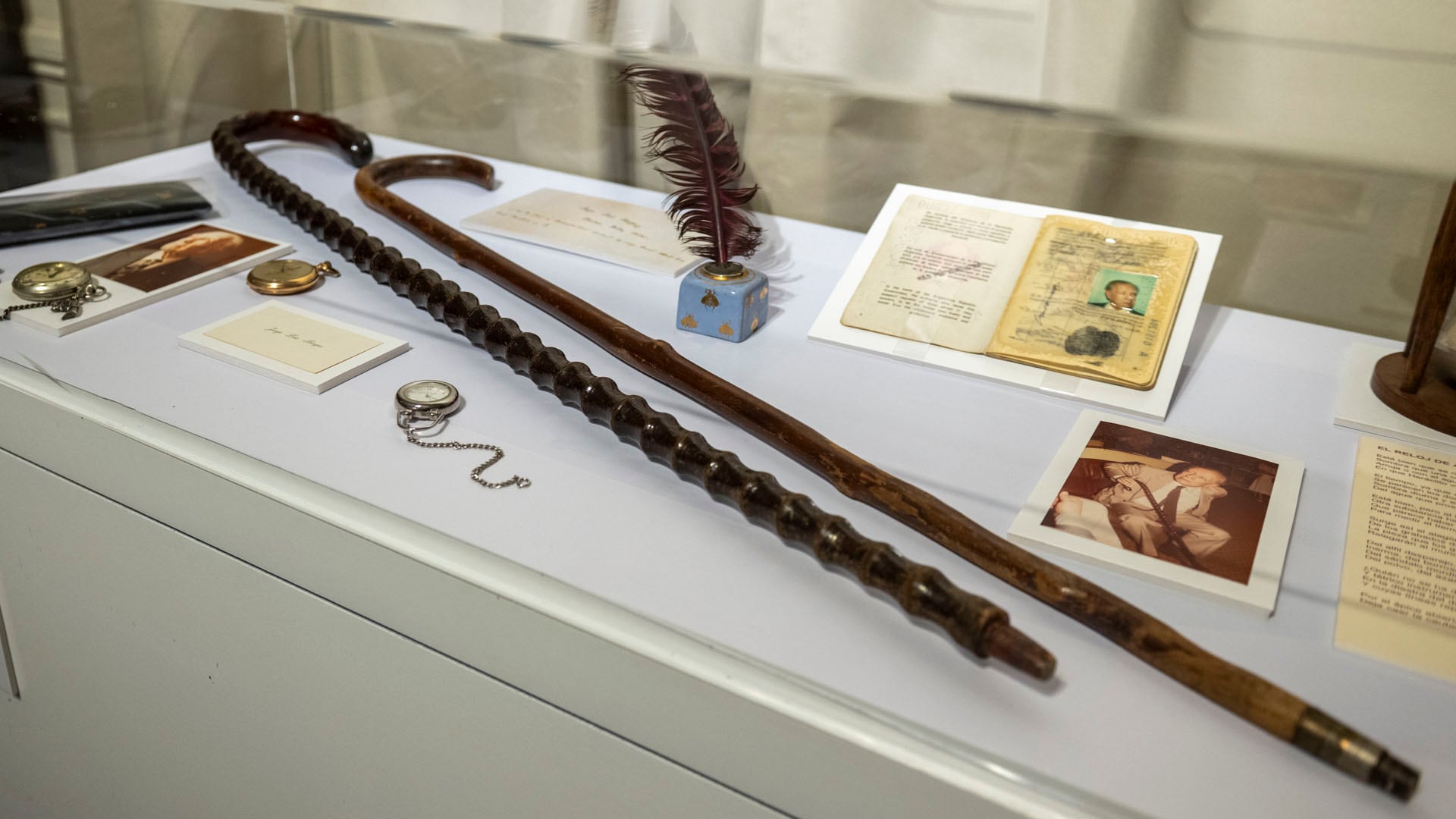 El bastón y los documentos del escritor, en el Museo Borges. ( Adrián Escandar)