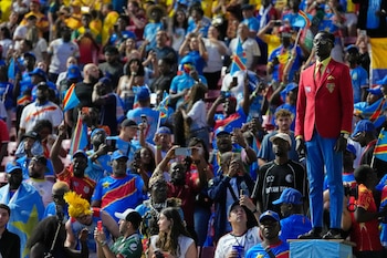 El hincha congoleño Nkuka Mboladinga posa como una estatua del héroe independentista Patrice Lumumba antes del encuentro mundialista ante Colombia, el martes 23 de junio de 2026, en Guadalajara, México (AP Foto/Natacha Pisarenko)