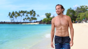 Un hombre en bañador por