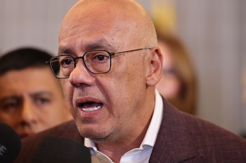 Coincidiendo con el inicio del tercer ciclo de conversaciones, el gobierno de Estados Unidos le retiró las sanciones a Jorge Rodríguez, jefe de la delegación chavista y hermano de la presidenta encargada Delcy Rodríguez. EFE/Miguel Gutiérrez