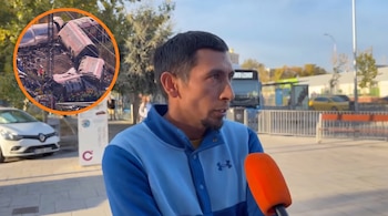 Hombre frente a un micrófono en una calle y un recuadro circular con vagones de tren volcados en una vía ferroviaria.