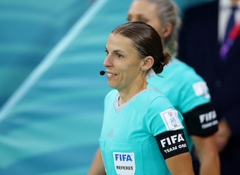 La francesa Stéphanie Frappart marcó el primer antecedente de una árbitra en el Mundial de 2022 (REUTERS/Kai Pfaffenbach)