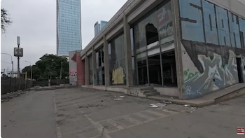 Restos de gigantografías y paredes