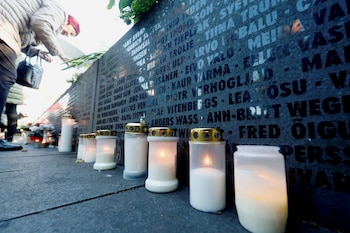 Los nombres de las víctimas y las velas en un monumento recordando a las 852 víctimas del hundimiento del MS Estonia (REUTERS/Ints Kalnins/File Photo)