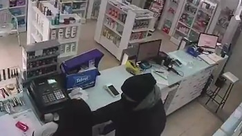 Simularon una compra en una farmacia y luego redujeron a las empleadas para llevarse toda la recaudación