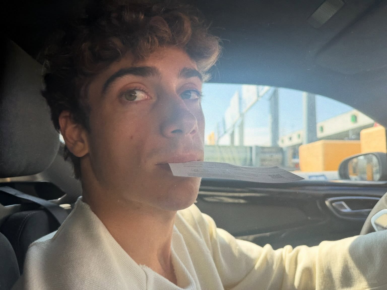 Colapinto, en el auto tras el robo, con el documento en la boca en una de las imágenes que publicó en su Instagram