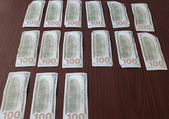 Durante una intervención en San Francisco de Heredia, las autoridades localizaron 15 billetes de $100, equivalentes a $1.500, todos aparentemente falsos y con numeración idéntica. Crédito: MSP