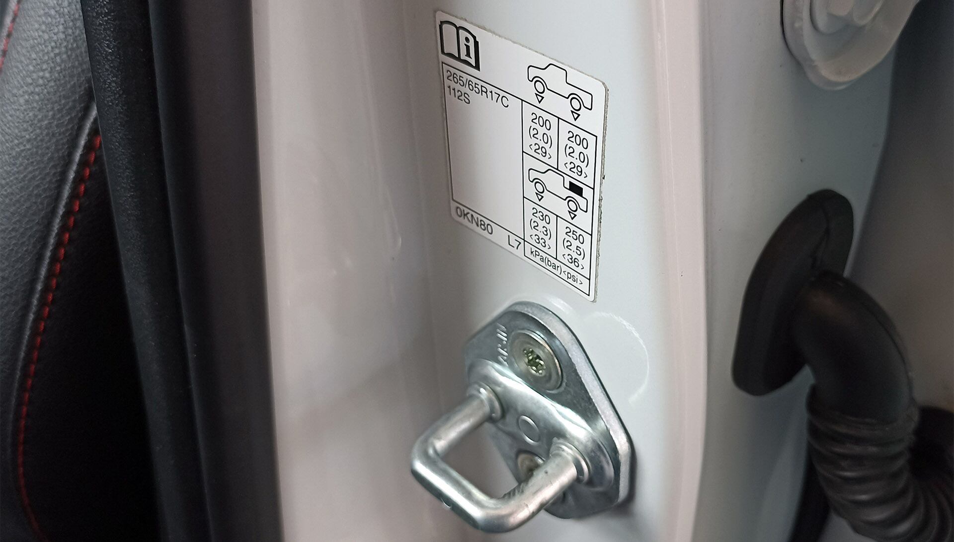 Los 4 neumáticos deben estar inflados de acuerdo a la especificación del fabricante del automóvil