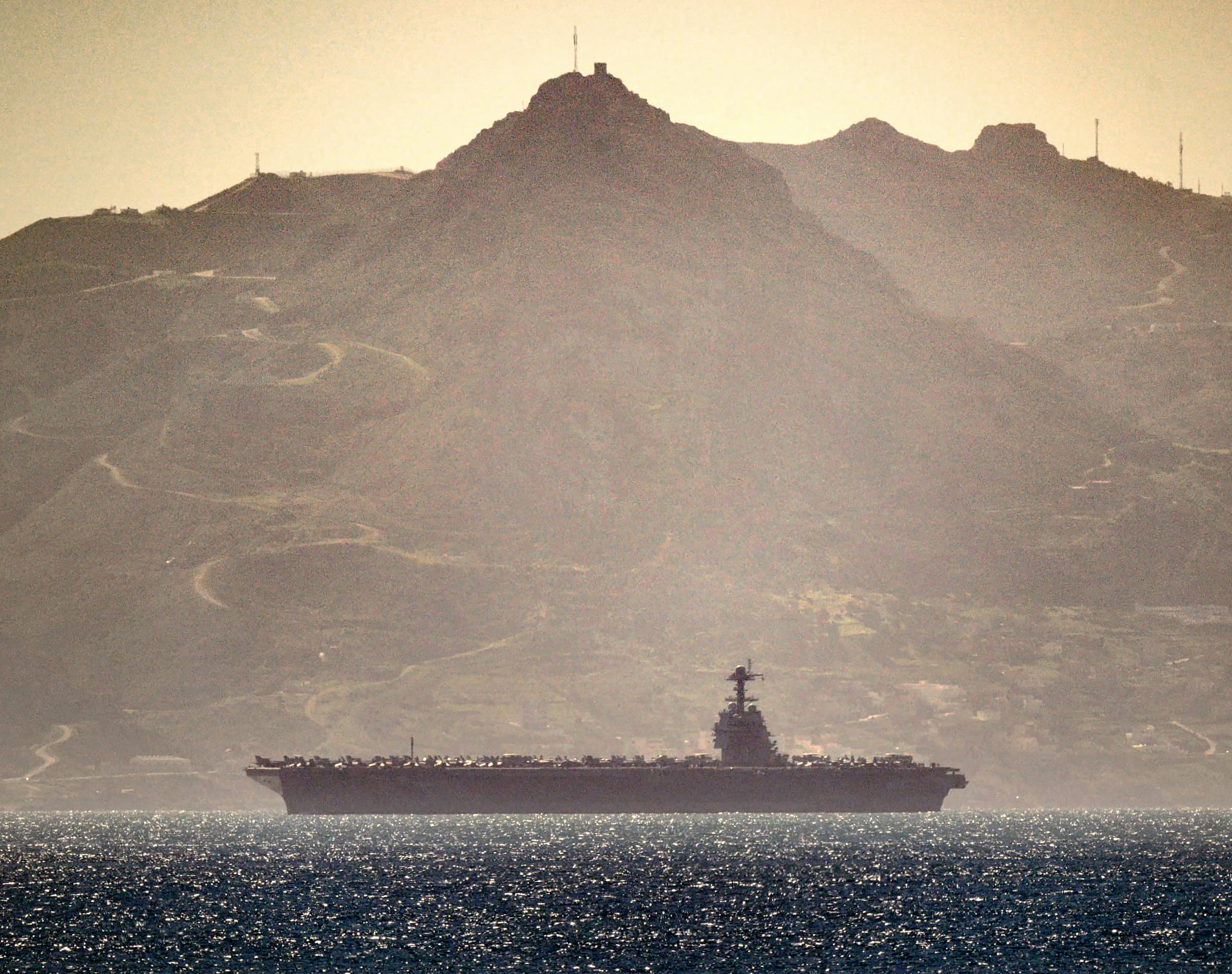 El portaaviones USS Gerald R. Ford atraviesa el estrecho de Gibraltar el 20 de febrero, en su camino al Mediterráneo, donde Trump no descartó usarlo como parte de una eventual acción militar contra Irán. (AFP/DM Parody/David Parody)