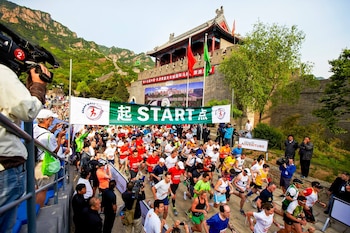 La iniciativa México Imparable impulsa el reconocimiento del talento deportivo y la diversidad de los pueblos originarios en competencias globales. (The Great Wall Marathon/Facebook)