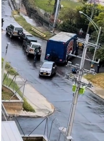 Al inicio del video aparecen cuatro vehículos colisionados y después dos motos terminan en el piso durante el choque múltiple - crédito Captura de videi