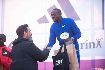 Jacob Kiplimo recibió su premio