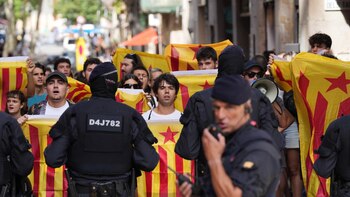 Los Mossos cargan contra la manifestación antifascista e impide que accedan al Fossar