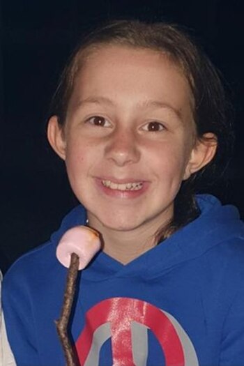 La niña estaba con amigos