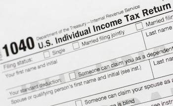 Quienes reciben más de USD 1.500 en dividendos ordinarios deben informarlos en el Schedule B del Formulario 1040, advirtió el IRS (AP Foto/Mark Lennihan)