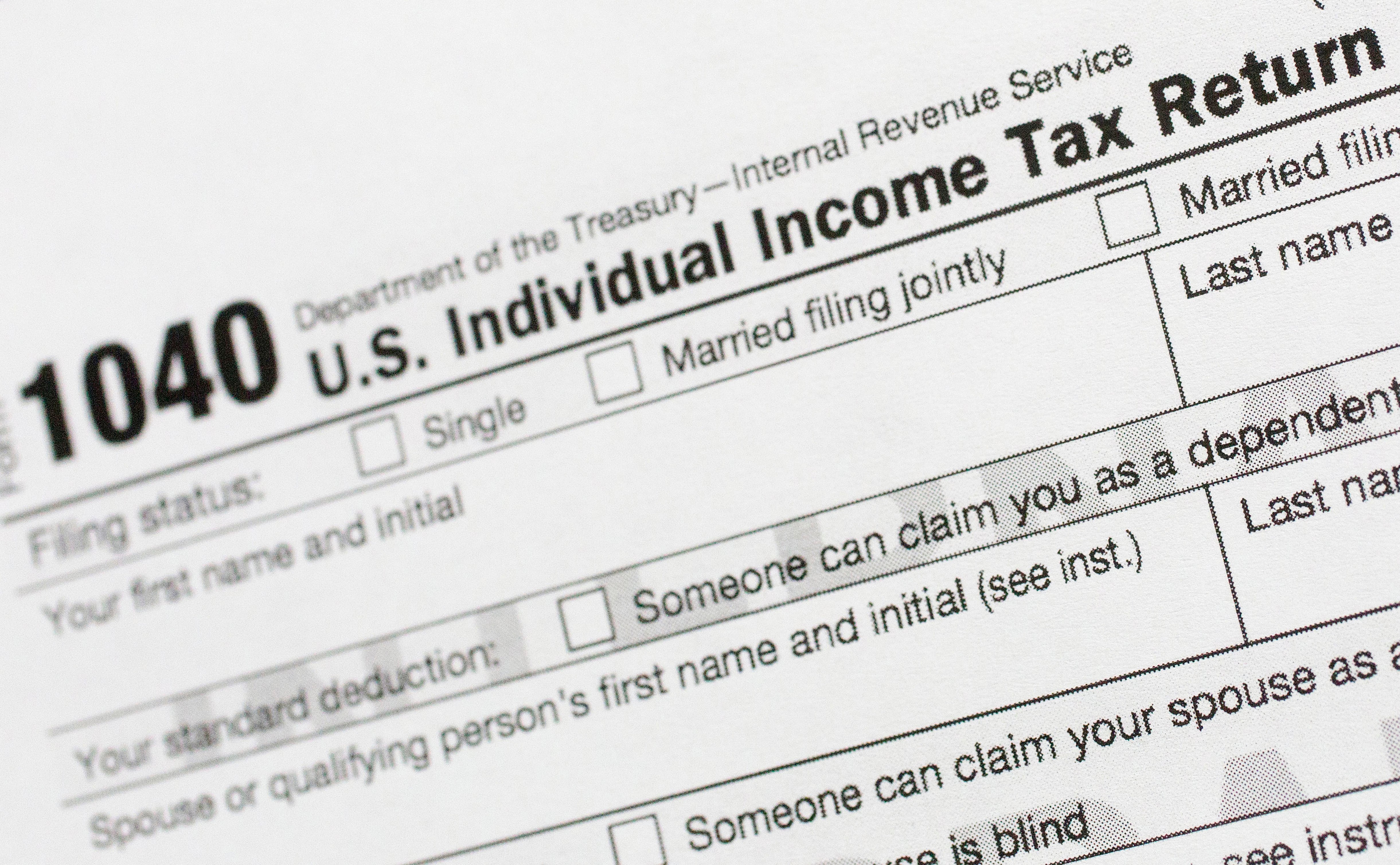 Quienes reciben más de USD 1.500 en dividendos ordinarios deben informarlos en el Schedule B del Formulario 1040, advirtió el IRS (AP Foto/Mark Lennihan)
