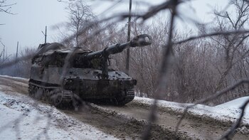 Mientras alista los mayores ejercicios