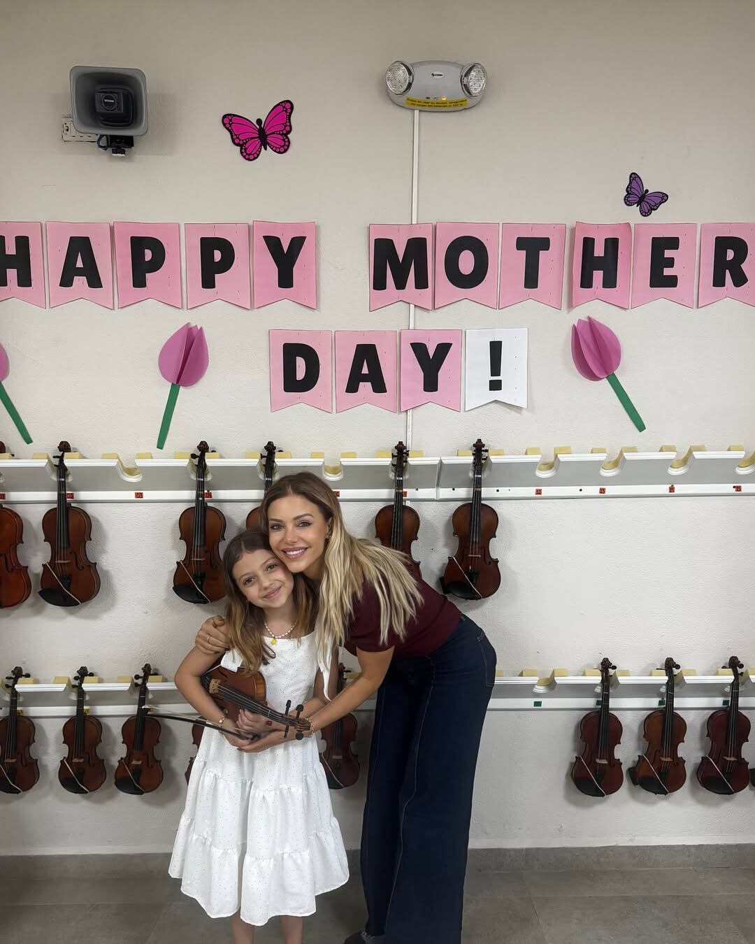 Eva y Emma en los festejos por el Día de la Madre en México