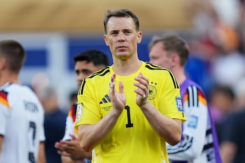 El portero alemán Manuel Neuer le aplaude a los aficionados tras la derrota en los dieciseisavos de final de la Copa Mundial en penaltis ante Paraguay. (AP Foto/Martin Meissner)