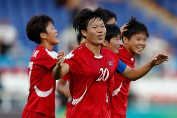 Un Yong Chae de Corea del Norte celebra su gol en un partido del grupo F de la Copa Mundial Femenina sub-20. EFE/ Ernesto Guzmán Jr.