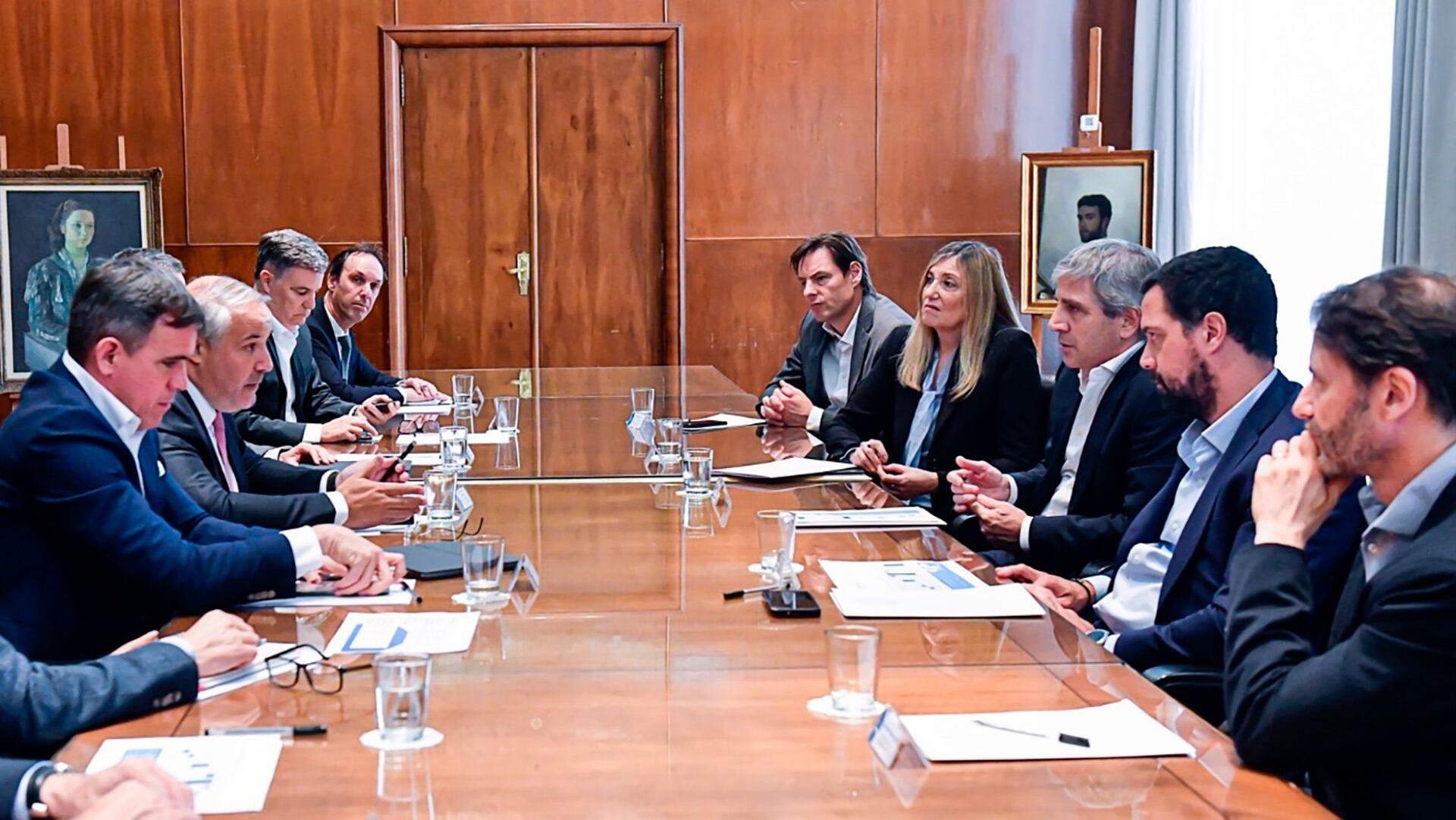 Luis Caputo y Pablo Lavigne en la reunión de este miércoles con los directivos de Adefa, encabezados por Rogrigo Pérez Graciano, su nuevo presidente