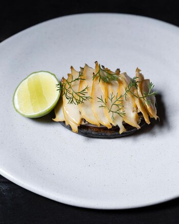 Huarache de abulón, salsa martajada,