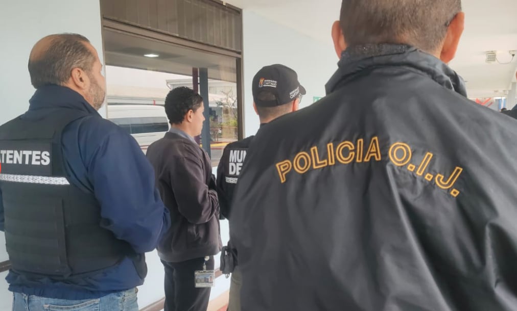 El operativo judicial sorprendió a familiares y vecinos, con la participación de la Cruz Roja, Ministerio de Salud, Fuerza Pública y otras instituciones. Crédito: CR HOY