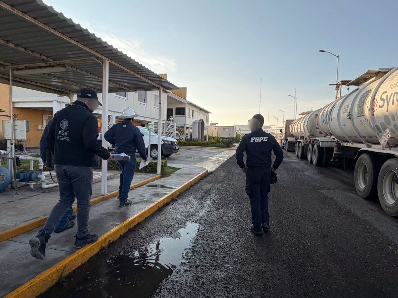 Autoridades federales y estatales durante el cateo en Guanajuato. Crédito: Facebook - Juan Mauro González Martínez