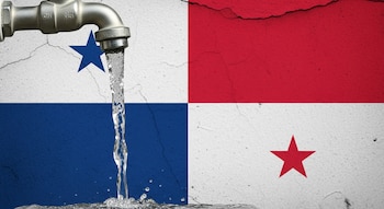 Un grifo de metal abierto derrama agua. Detrás, la bandera de Panamá con sus cuadros blanco y azul con estrellas, y los cuadros azul y rojo.