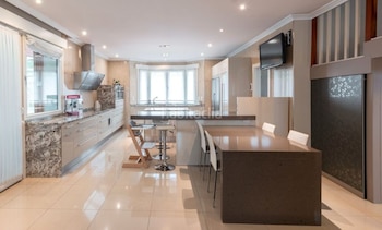 La amplia y lujosa cocina