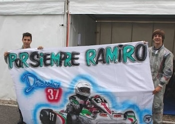 Nico homenajeando a Ramiro con una bandera y el emblemático número 37 (Crédito: Gentileza Fotokart)