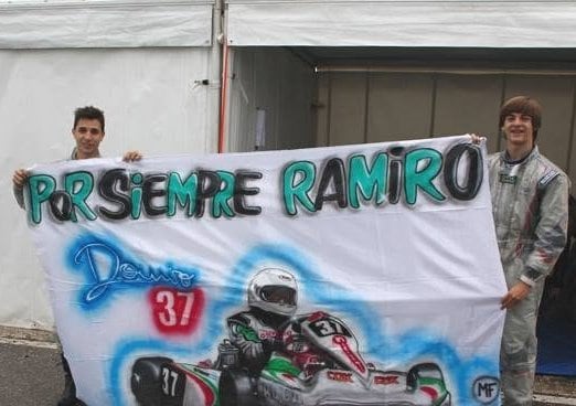 Nico homenajeando a Ramiro con una bandera y el emblemático número 37 (Crédito: Gentileza Fotokart)