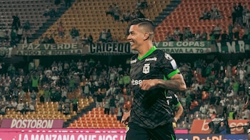 Matheus Uribe, jugador de Atlético Nacional, viajó a Chocó para llevar ayudas y jugar con los niños tras el terremoto