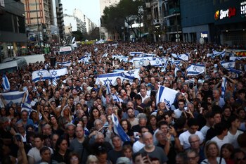 Cientos de personas marcharon en Buenos Aires a favor de Israel (REUTERS/Tomas Cuesta)