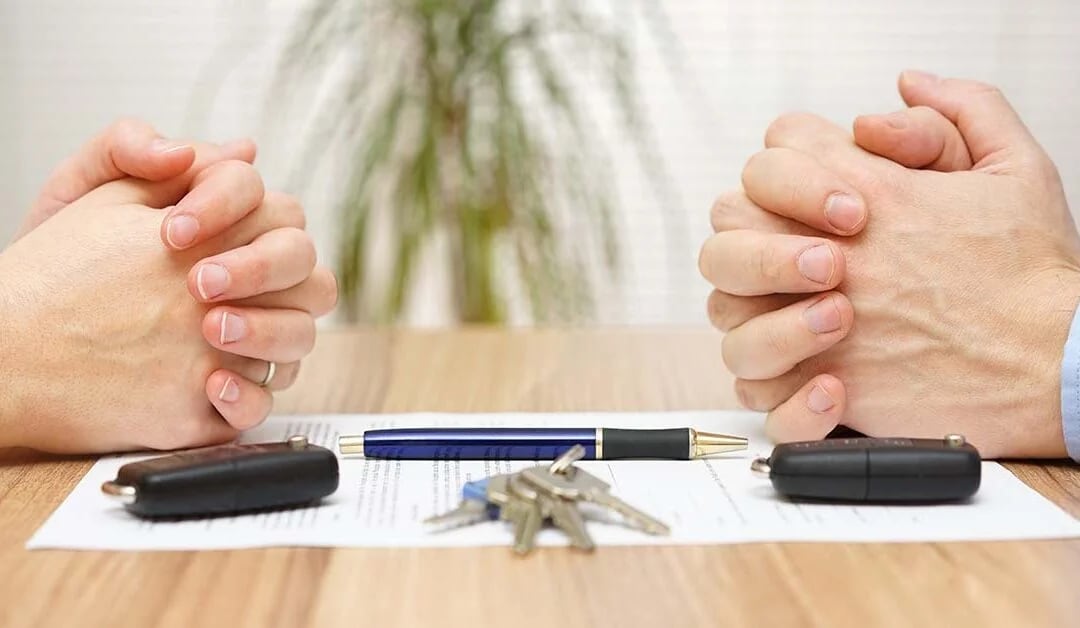 Un padre pide la manutención y el reparto de gastos médicos a la madre porque uno de los hijos se muda a su casa: el juez dice que el seguro “es un gasto voluntario”